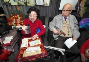 给妻写60年情诗 一只红色小皮箱见证这名“理工男”的浪漫