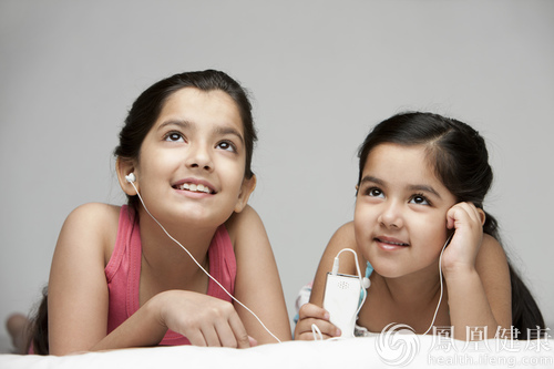 世卫组织：11亿青少年因耳机面临听力损伤