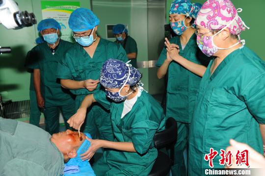 西藏藏医院成功实施眼部玻璃体切除手术