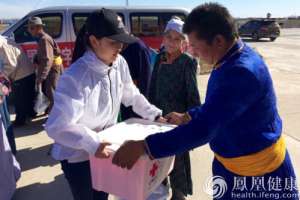 中国红基会援助内蒙古抗旱首批赈济家庭箱在呼伦贝尔发放