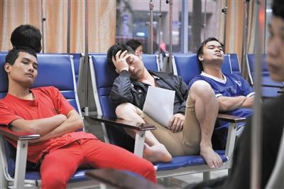 前日，在东莞市东城人民医院，疑似食物中毒的徐福记员工在医院内接受治疗。新华社记者吴鲁摄
