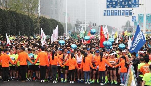 南马官方回应错跑事件:标识清晰可见 特邀选手犯错