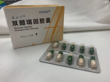 膝盖关节肿胀怎么治疗最好？关节疼痛、肿胀警惕膝骨关节炎！